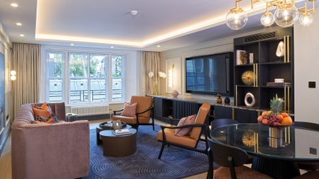 An exceptional two-bedroom deluxe apartment located on Hyde Park Gate, Kensington, London SW7 - Photo 2