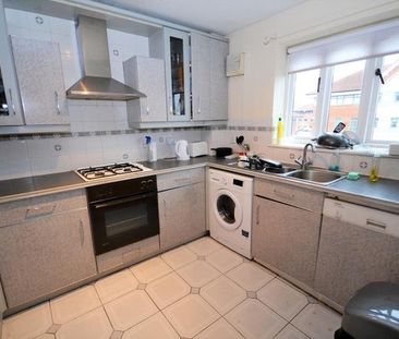 En-suite Room to Let in Spacious, Well Situated 4 Bed Flat to Let i... - Photo 4