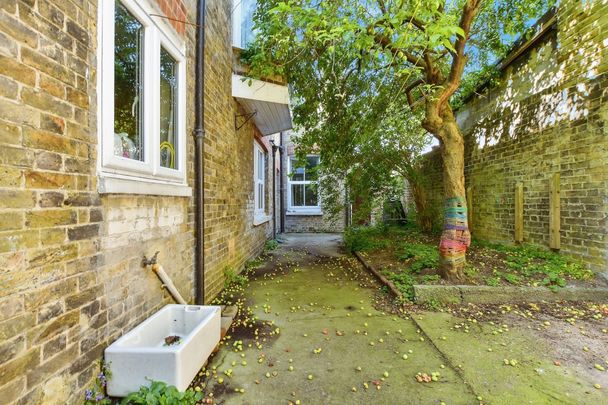 5 bedroom semi-detached house to rent - Photo 1