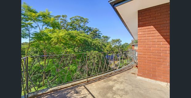 Top floor, oversized two bedroom apartment - Photo 1