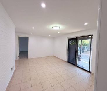 Renovated Spacious 2B2B on House Ground Floor Bills included - Photo 1