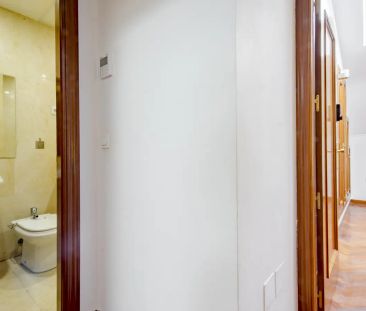 Room in a shared 6-bedroom apartment for rent in Canillas. - Photo 4