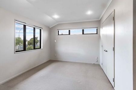 Three Bedroom Modern Private Townhouse - Photo 3