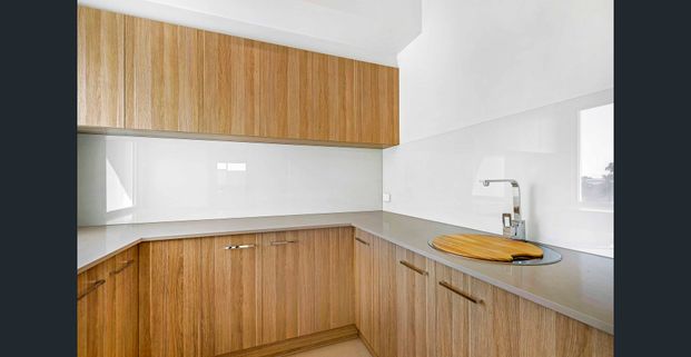 Ideal for a family who needs space, a garden, pool, security and plenty of storage! - Photo 1