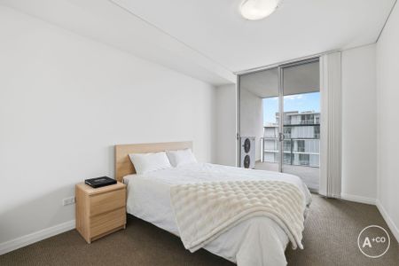 Modern 2 Bedroom + Study Apartment - Photo 2