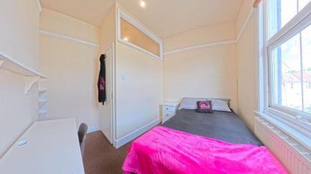 4 bedroom flat to rent - Photo 4