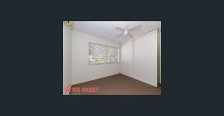 3 BED FAMILY HOME + EXTRA STORAGE DOWNSTAIRS - Photo 5