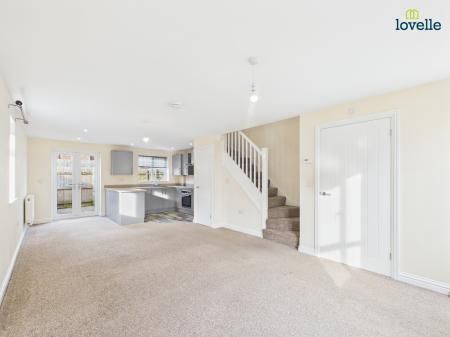3 bedroom Semi-detached house To Let - Photo 3
