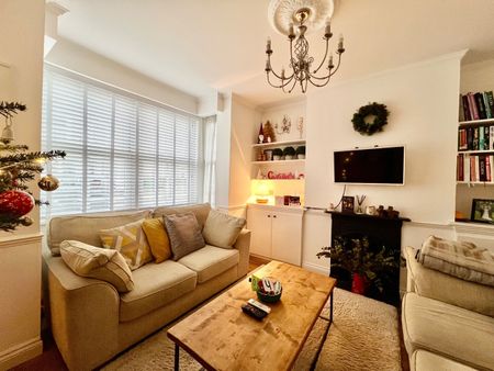 2 Bed Flat, Defoe Road, N16 - Photo 2