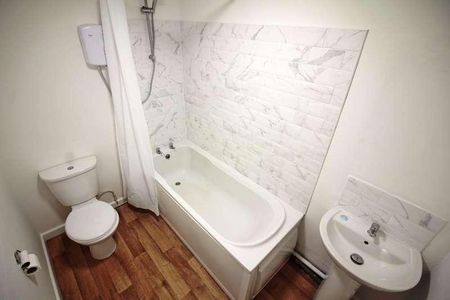 Crostons Road, BL8 - Photo 2