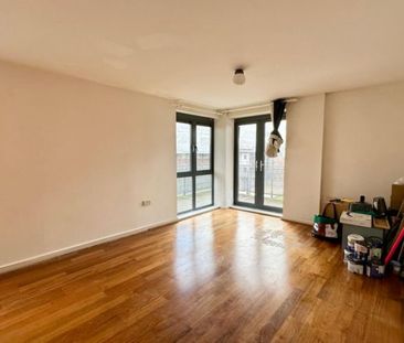 2 bedroom flat - Photo 1