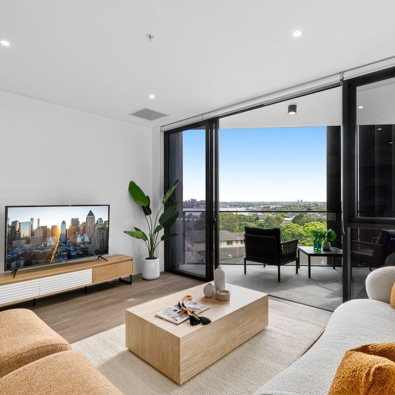 Luxury Oversized 3-Bedroom Residences with Water Outlooks & Double Parking - Photo 1