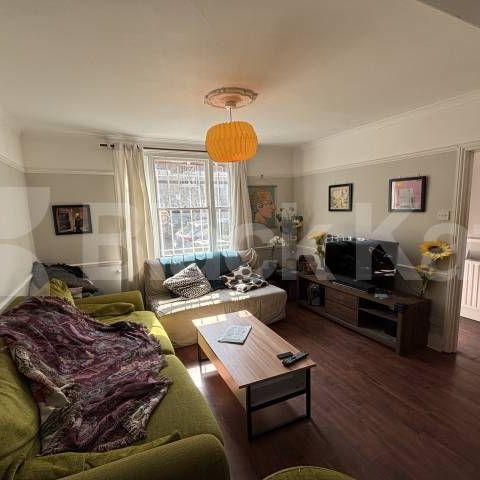 Georgian Townhouse over 3 floors, double reception room & patio garden - Photo 1