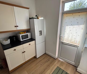 Spacious 3 bed detached bungalow to let in Orpington - Photo 2