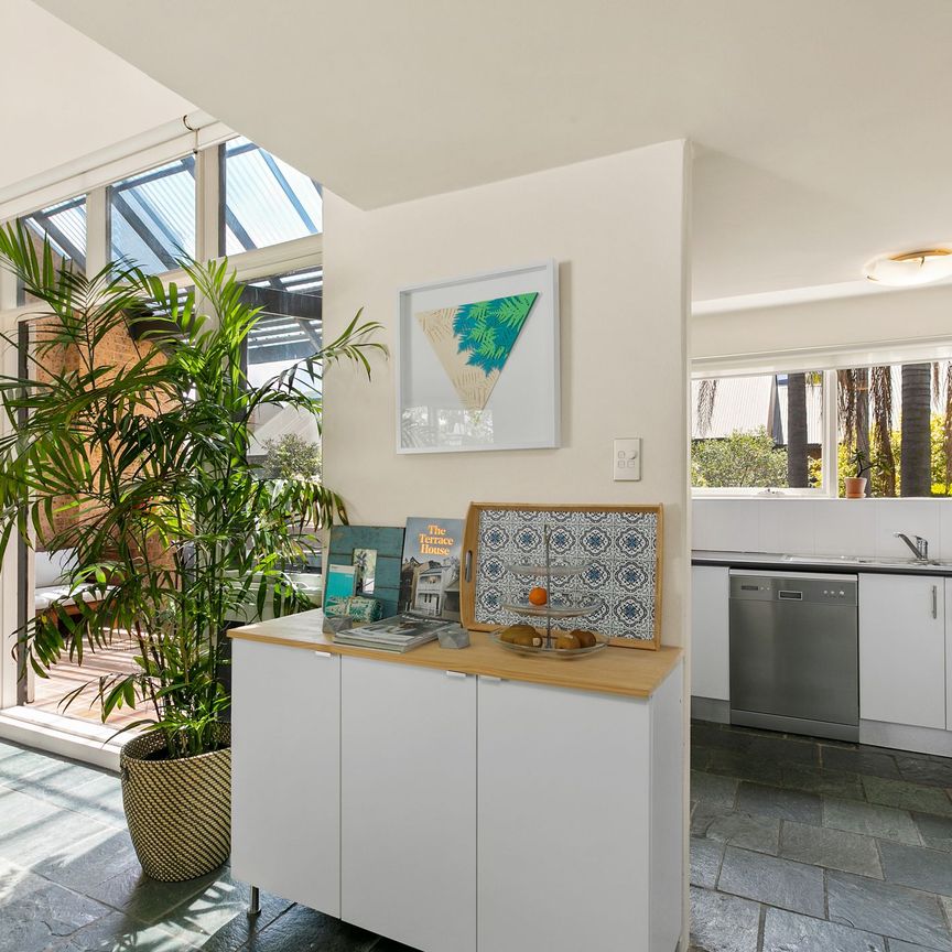 A Surprisingly Tranquil, Lush, Urban Townhouse - Photo 1