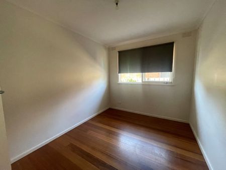 Spacious Three Bedroom Home in Prime Location! - Photo 3
