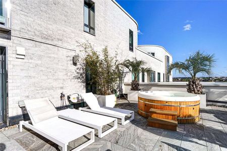 SHORT LET. Luxury two bedroom, two bathroom penthouse flat with breath-taking views of London in the heart of Clapham - Photo 4