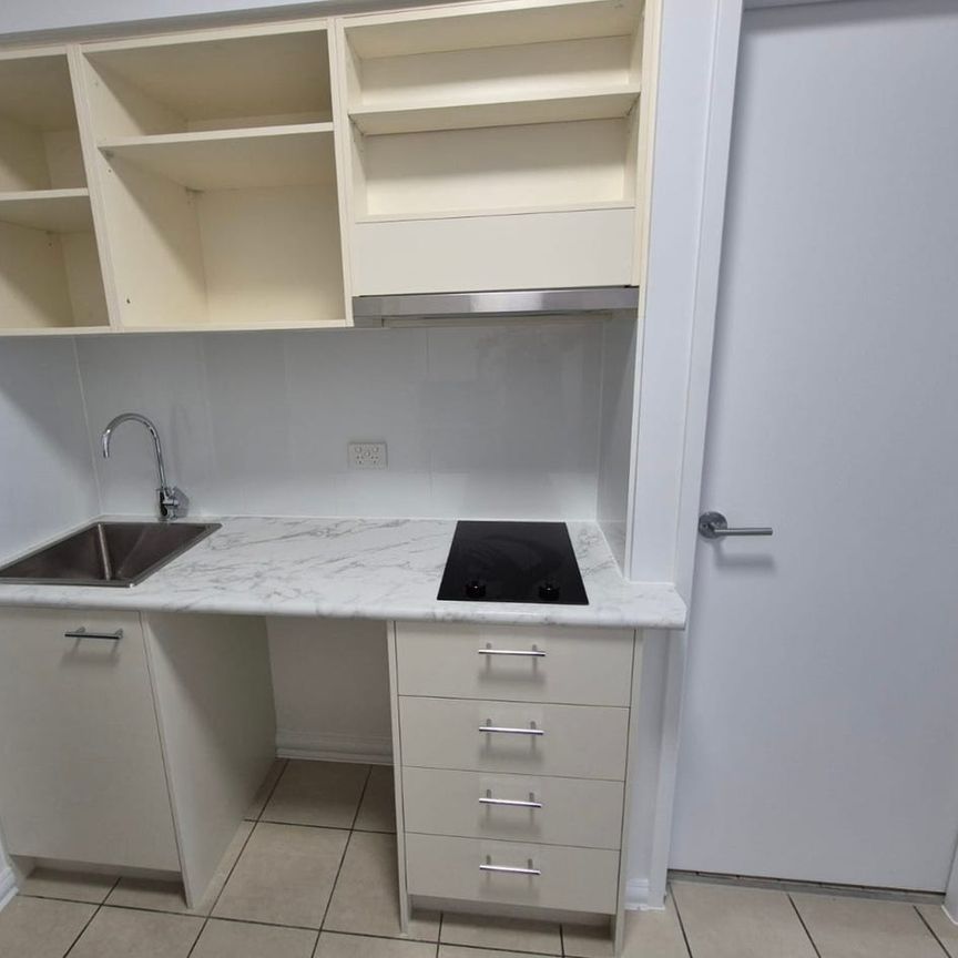 For Rent - Stylish Studio Unfurnished Bills included! - Photo 1