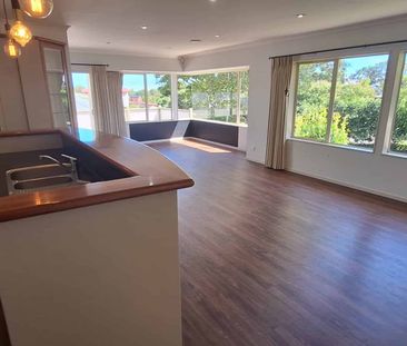 Beautiful 3 Bedroom Spacious Family Home - Photo 1