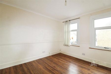 2 bedroom end of terrace house to rent - Photo 4