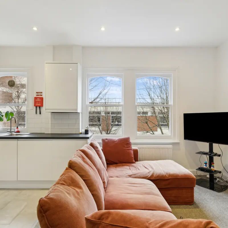 2 bedroom flat in London - Photo 1