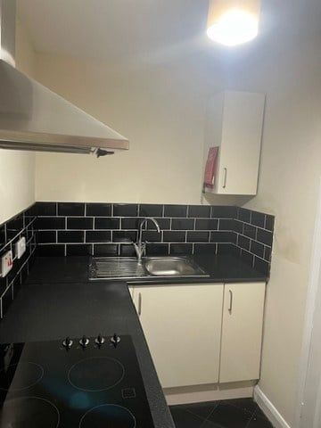 1 Bed Flat, Stanningley Road, LS12 - Photo 2