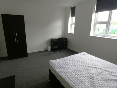 1 bedroom in a flat share to rent - Photo 2
