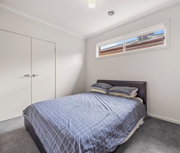 3 BEDROOM TOWNHOUSE WITH MODERN APPLIANCES THROUGHOUT - Photo 4