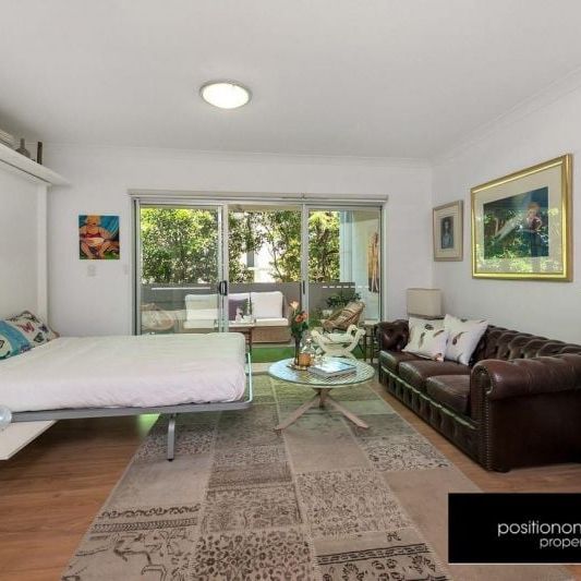 This apartment is located in a quiet and secure complex in Toowong. - Photo 1