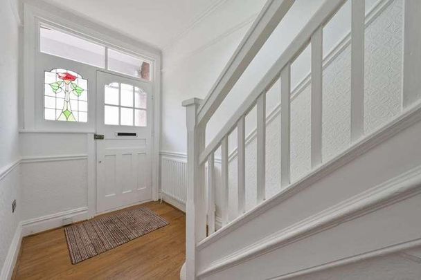 Ravensbury Road, Southfields, SW18 - Photo 1