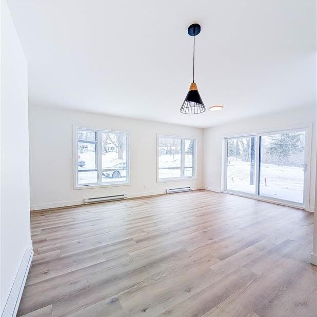 Immeuble - 16 Rue Allen Est, Waterloo 5 Et Demi Neuf - Waterloo - Photo 1