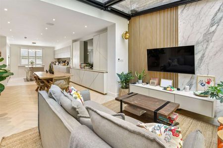 A semi-detached family house with 40 ft garden close to Westbourne Grove - Photo 4