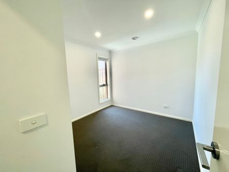 Modern Family Home - Photo 3