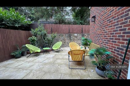 1 bedroom in a house share to rent - Photo 5