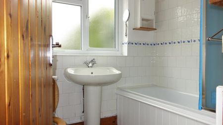 2 bedroom flat to rent - Photo 2