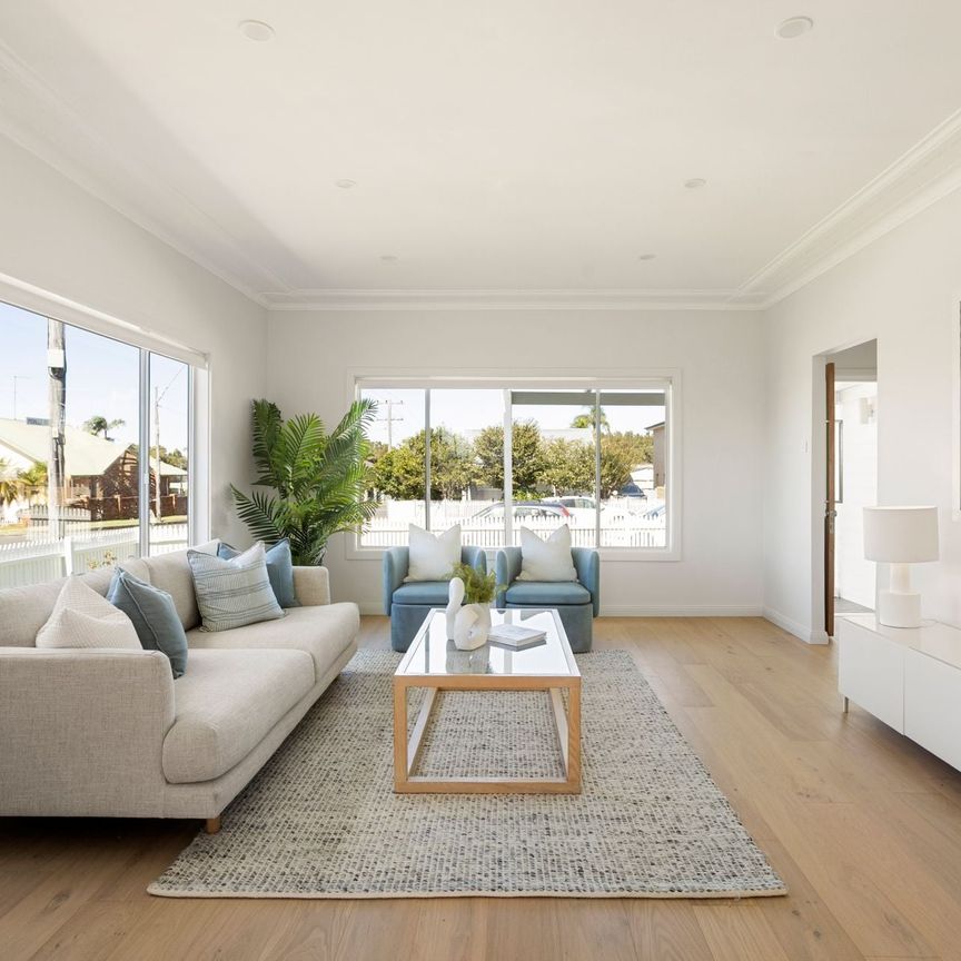 Picturesque beachside cottage - Photo 1