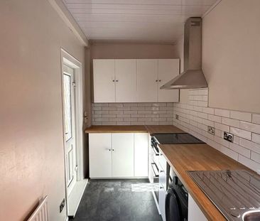Partly furnished 3 bedroom Semi-detached - Photo 1