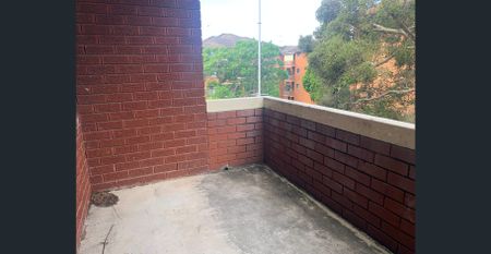 Top floor apartment offering convenient lifestyle - Photo 5