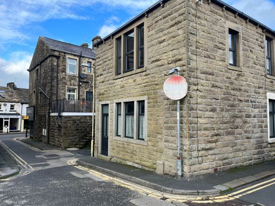 2 Bedroom Apartment for Rent on Garden Street, Barnoldswick - Photo 1