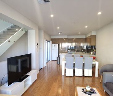 Fully Furnished Three Storey Townhouse in Adelaide CBD - Photo 1