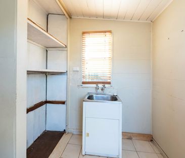 Charming Newtown Cottage, Perfectly Positioned ! - Photo 1