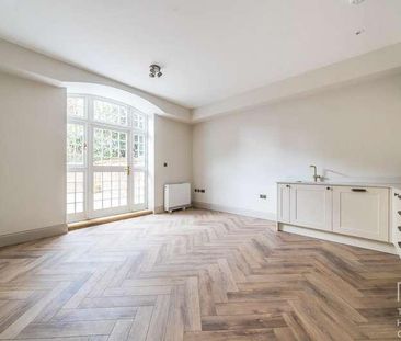 Bells House, GU9 - Photo 4