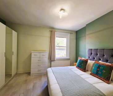 2 Bed Flat, Fairlop Road, E11 - Photo 2