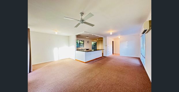 Coastal Comfort with Entertainer’s Deck - short walk to Boomer Beach. - Photo 1