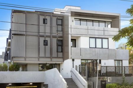 Elevated Living with Style, Comfort and Unbeatable Convenience! - Photo 4