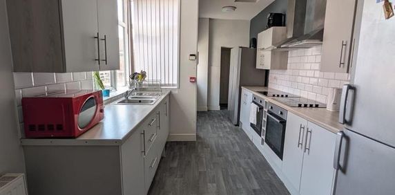 1 bedroom in a house share to rent - Photo 2