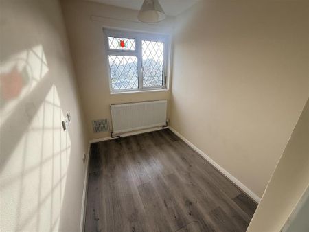 3 bedroom end of terrace house to rent - Photo 4