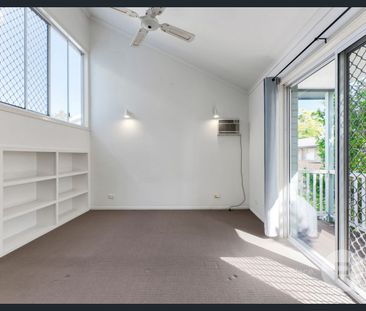 Stylish, Spacious & Newly Refreshed Town-Style Living - Photo 4