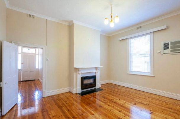 Character Cottage Living in a Prime Stepney Location - Photo 1