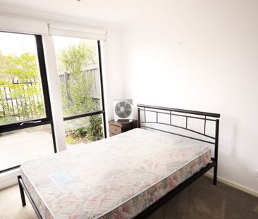 Furnished 3 bedroom townhouse, only 2 mins drive to Highpoint! - Photo 4